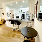 בית אירוח Charming House In Old Town • Angie's Nest אסטפונה