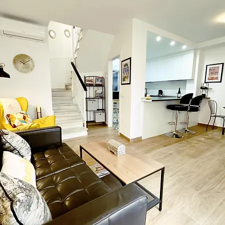 Charming House In Old Town • Angie's Nest בית אירוח אסטפונה