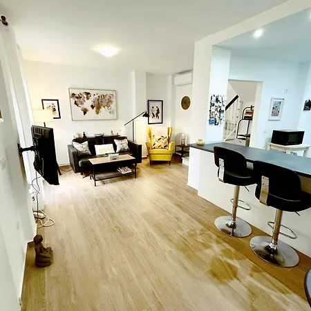 Charming House In Old Town • Angie's Nest אסטפונה