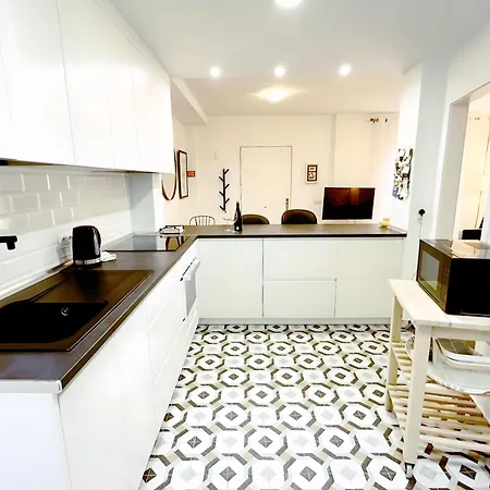 Charming House In Old Town • Angie's Nest * אסטפונה
