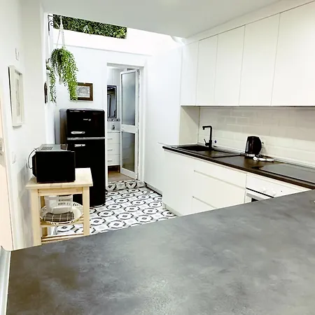 בית אירוח Charming House In Old Town • Angie's Nest